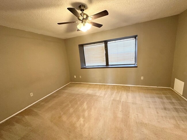 Building Photo - 3 Bed 2 Bath Ready to Rent ASAP