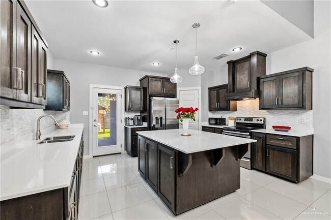 Building Photo - 921 Casa Blanca Dr