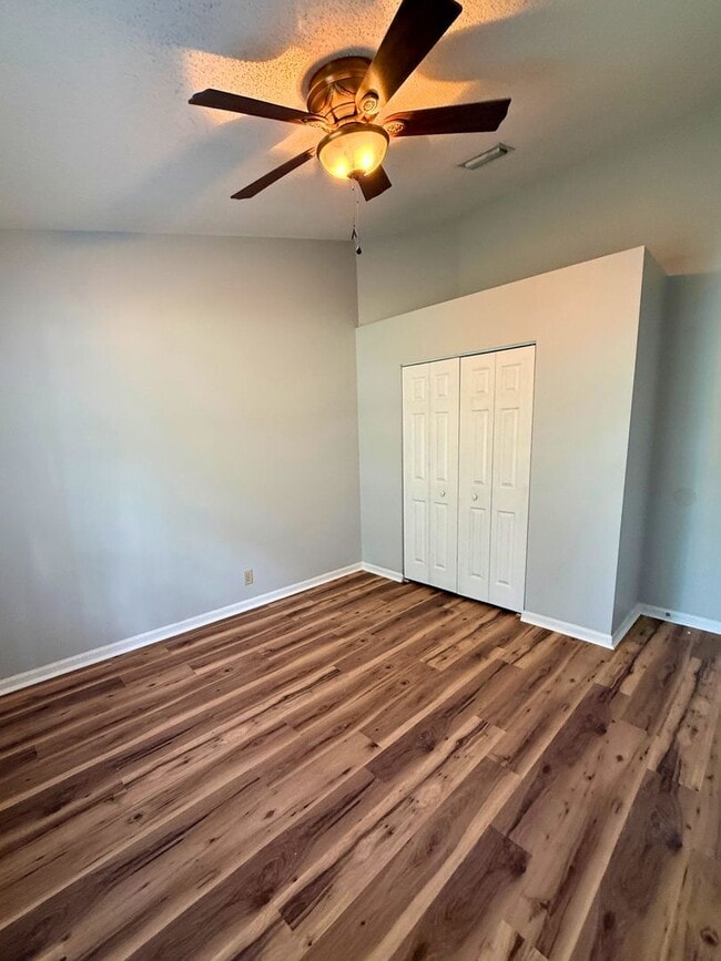 Building Photo - 4/2 with access to Community Amenities