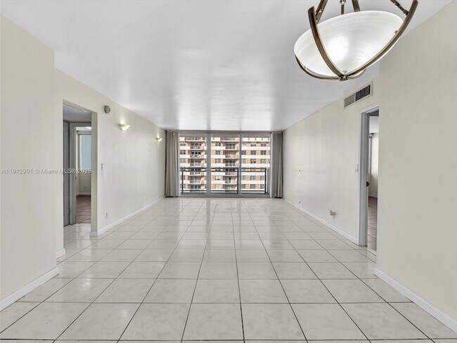 Building Photo - 2030 S Ocean Dr