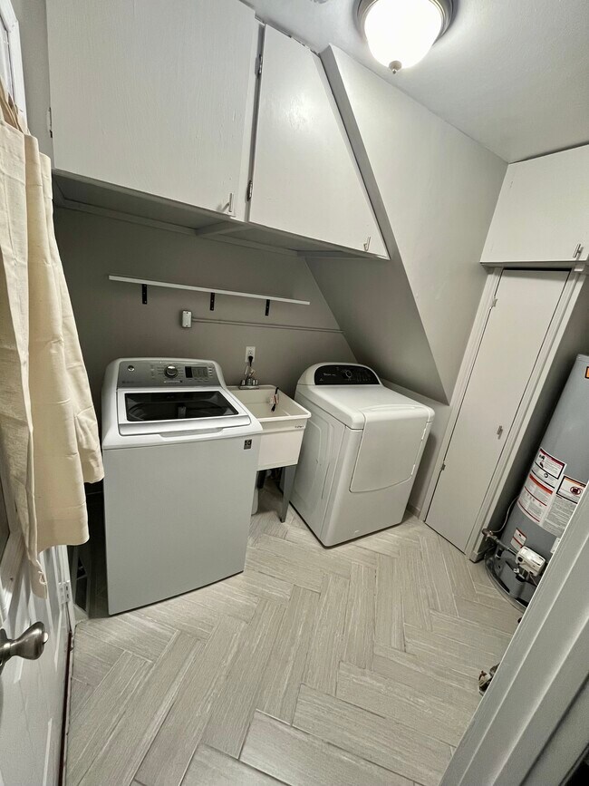 Building Photo - 715 Donald Ave