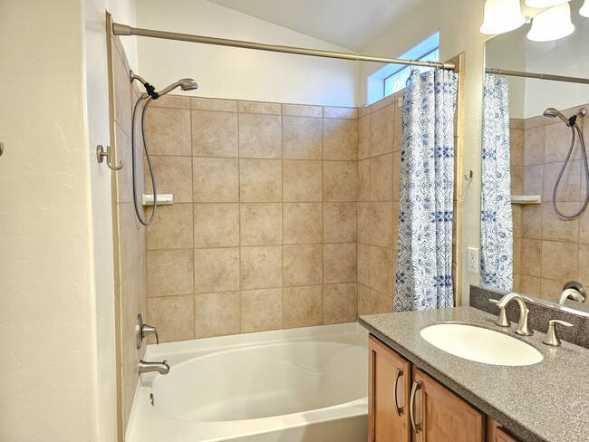 Master Bath with Garden Tub - 11063 W Coppertail Dr