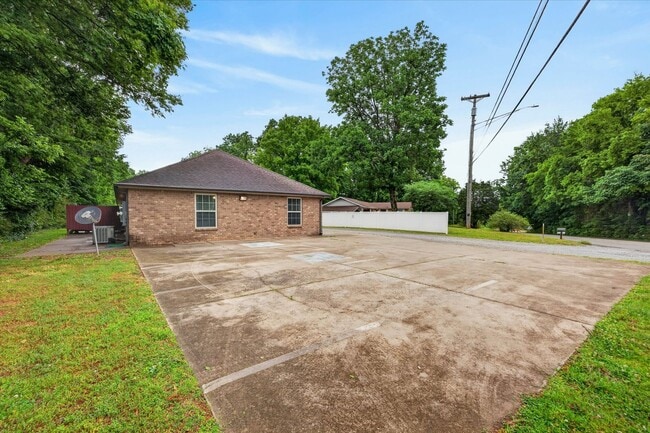 Building Photo - 333 Rossview Rd