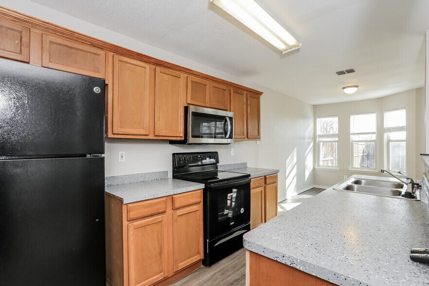 Building Photo - 1424 Pine Ln