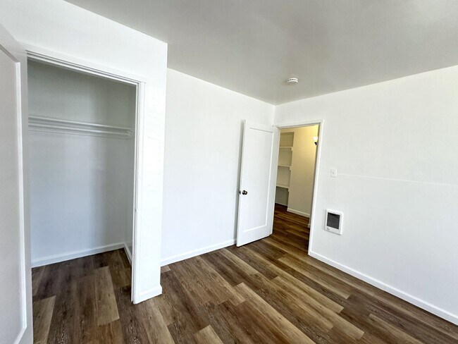 Building Photo - 1503
