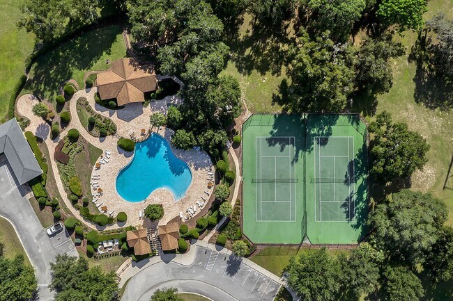 Building Photo - RENOVATED 5 BEDROOM FENCED IN, GOLF FRONTA...