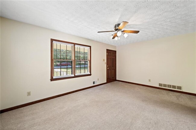 Building Photo - 106 Robinhood Dr