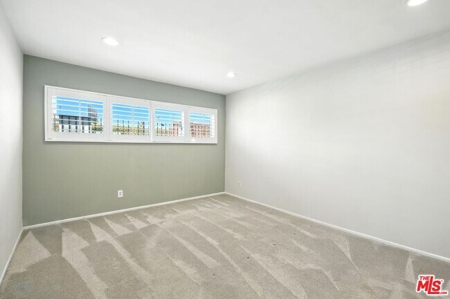 Building Photo - 15248 Dickens St