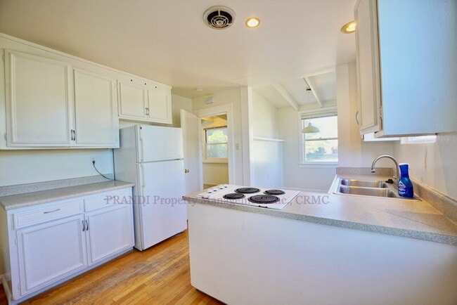 Building Photo - 106 Redwood Ave