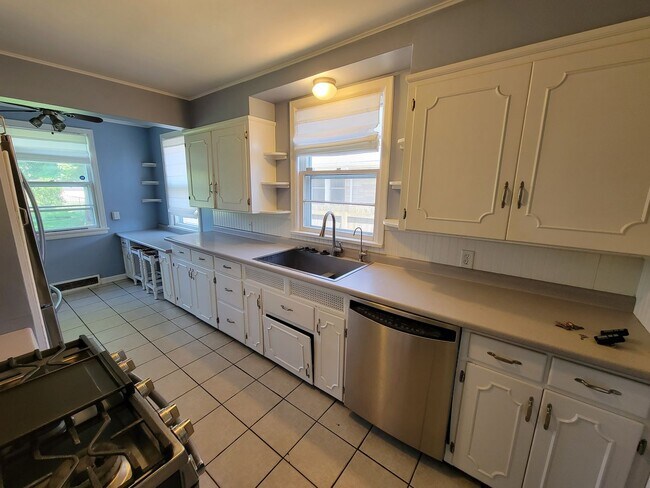 Building Photo - Large 4 bed, 1.5 bath, Over 2,000 square feet.