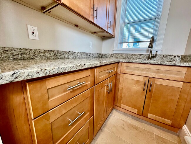 Building Photo - 18 Messenger St