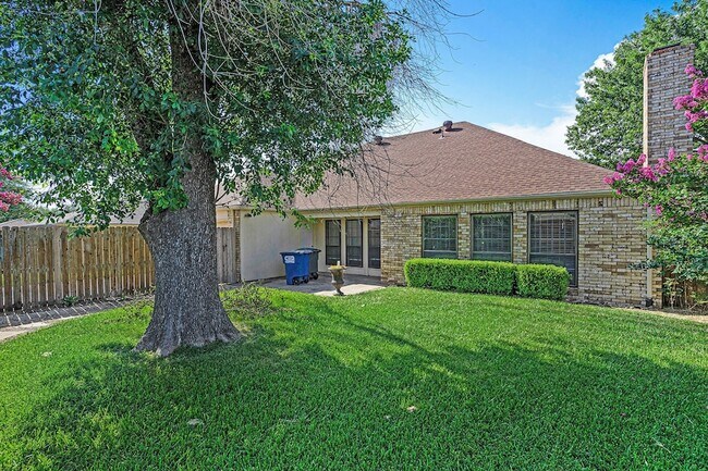 Building Photo - 802 Pebblebrook Dr