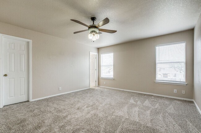 Building Photo - Charming 3/2/2 single-story home in highly desirable Westover Crossing