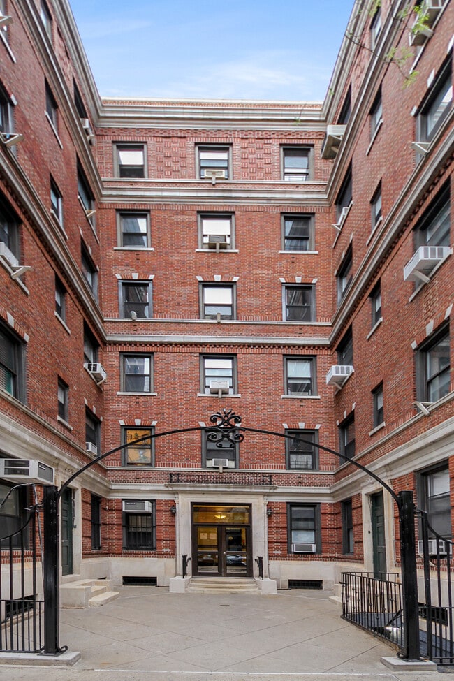 Building Photo - 135 W 16th St