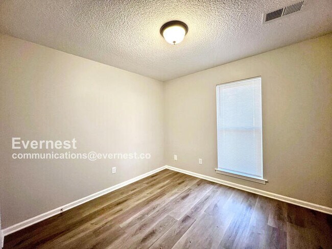 Building Photo - 3095 Forest Glen Dr