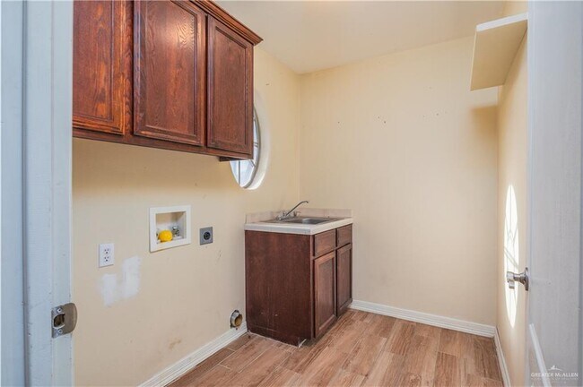 Building Photo - 3818 Oregon Dr