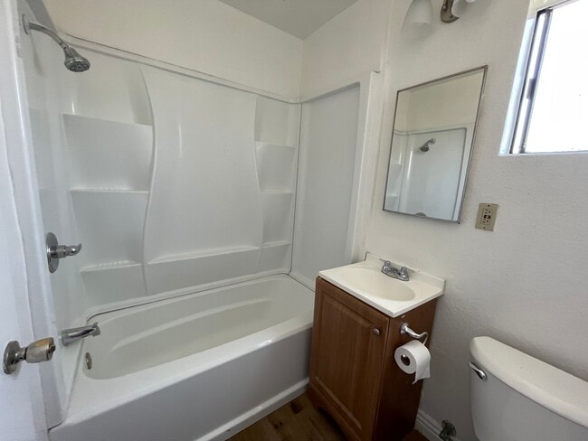 Upstairs Bathroom - 1619 N Avalon Blvd
