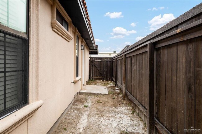 Building Photo - 13 Shasta Ave