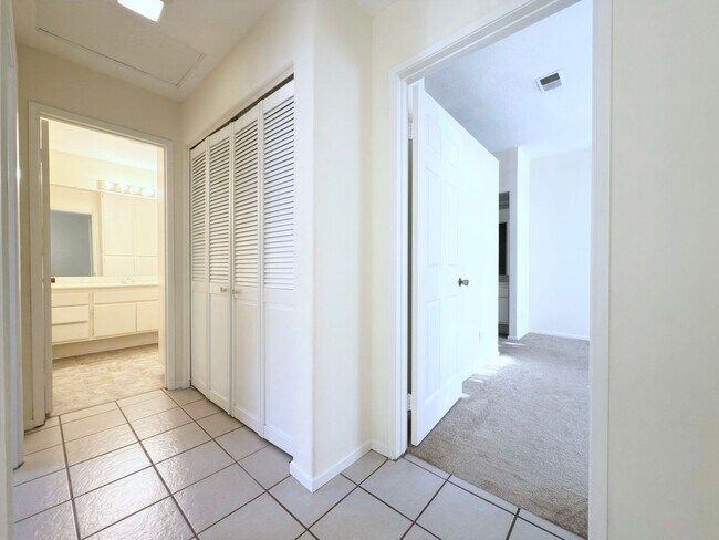 Building Photo - Upper Level Condo in Gated Community