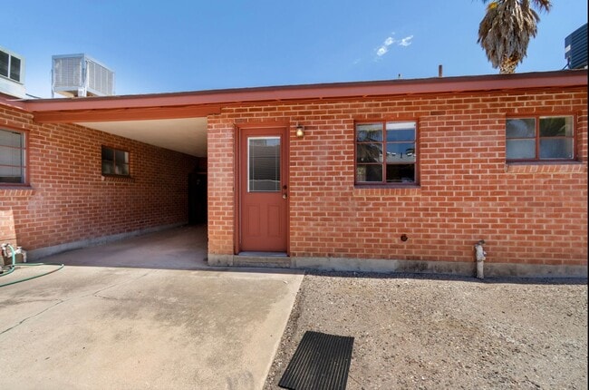 Building Photo - Charming Townhome near UA