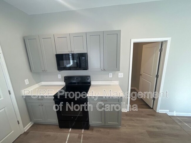 Building Photo - 608 S Yadkin Ave