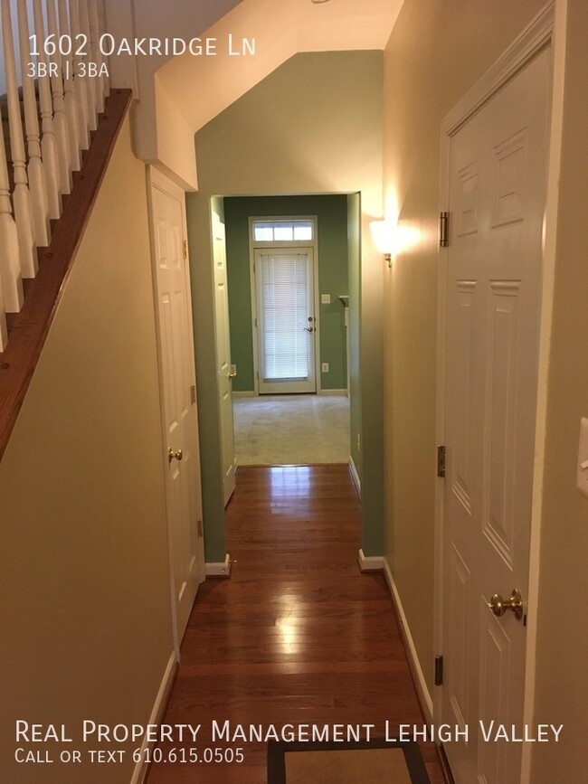 Building Photo - Beautiful townhome perfect for busy commuter!