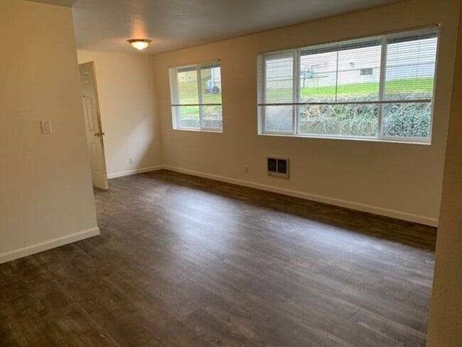 Building Photo - 1350 Alder Dr