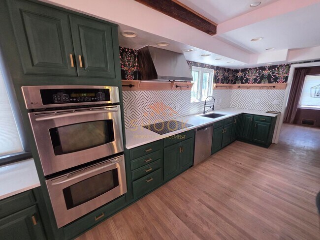 Building Photo - AVAILABLE JANUARY 2027 - BEAUTIFUL AND UNIQUE 4 BR HOME ACROSS CAMPUS