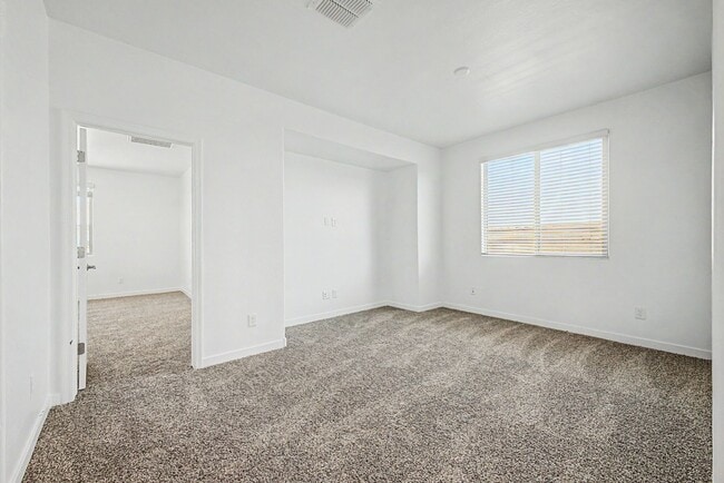 Building Photo - Gated community 4 bedroom home with community pool