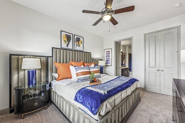 Building Photo - Walk Everywhere – Downtown Living at Its Best