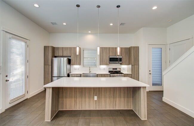 Building Photo - 556 Janisch Rd