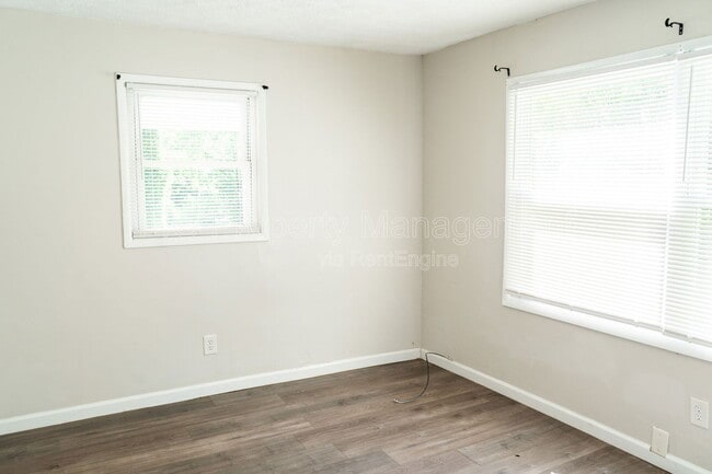 Building Photo - 1136 Valley Dr SW