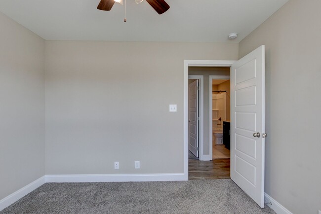 Building Photo - Fresh and Clean 3 bed 2 bath.  Sweet layout!