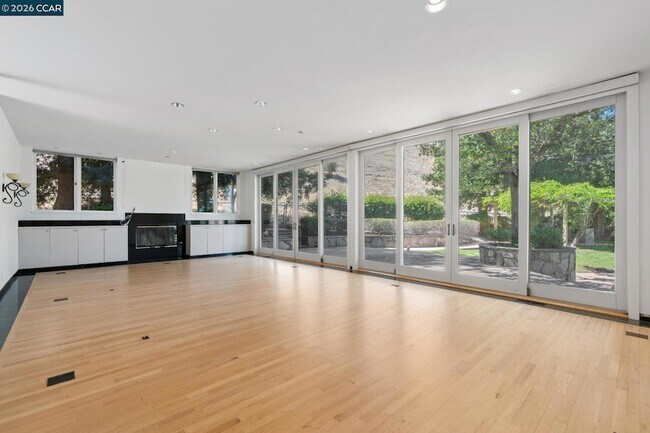 Building Photo - 660 La Casa Via