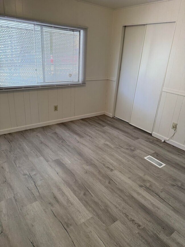 Building Photo - 3 bedroom 2 bath home in quiet neighborhood