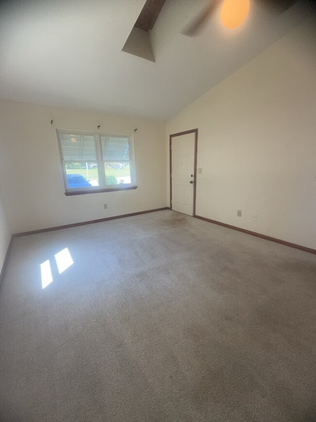 Building Photo - Adorable 2 Bedroom Duplex-106-B Pete Jones...