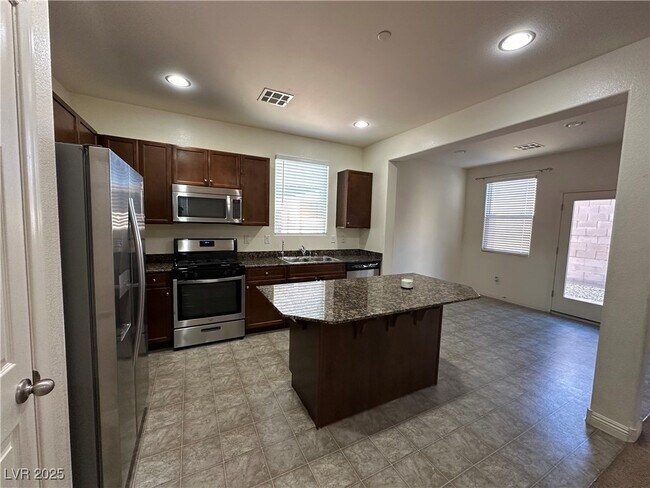 Building Photo - 1033 Pebble Lake St