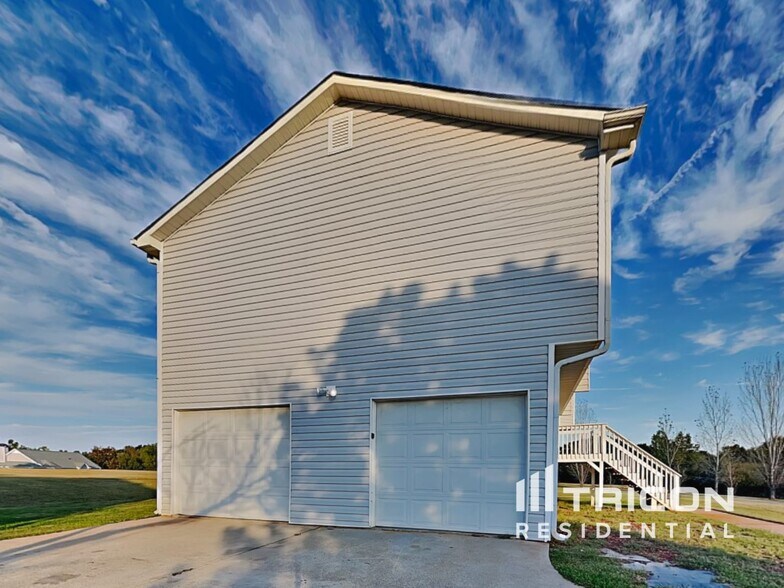 Building Photo - 282 Clara Bell Way