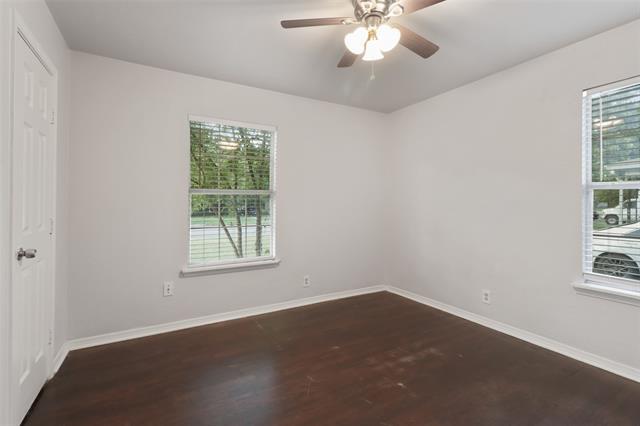 Building Photo - 1415 Oakwood Dr