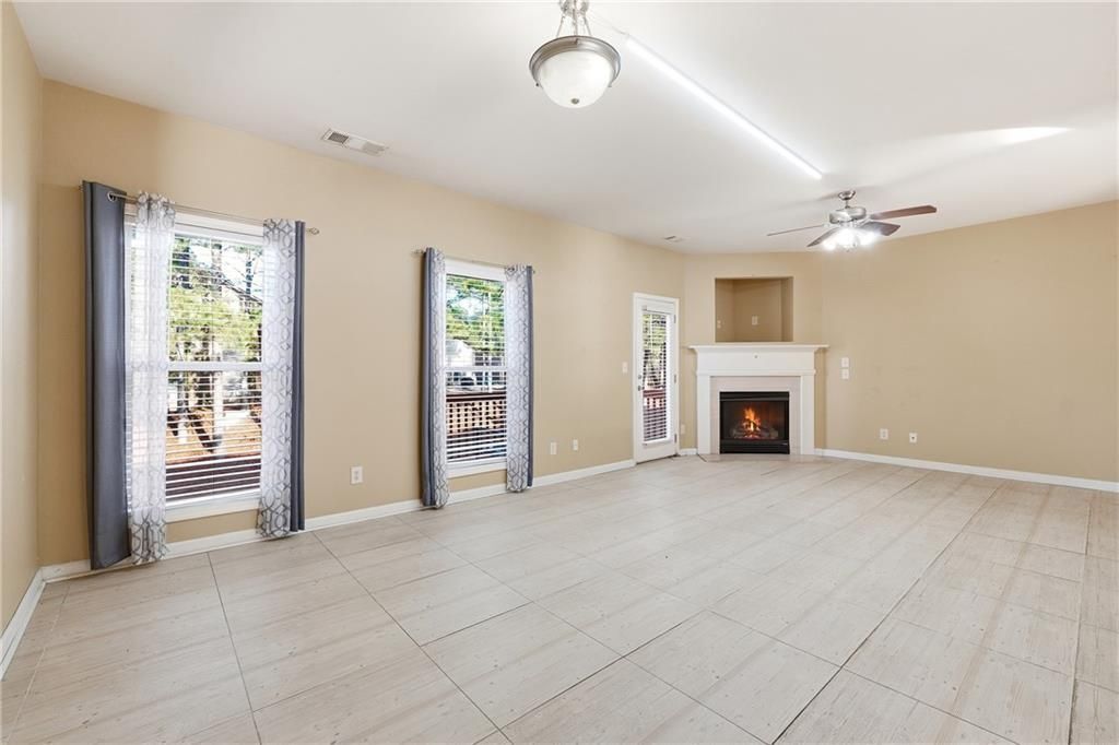 Building Photo - 6199 Thorncrest Dr