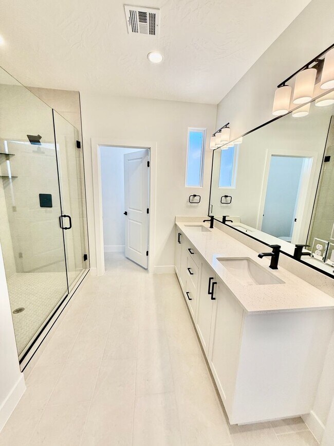 Building Photo - BRAND NEW Four Bedroom Townhome in Desert ...