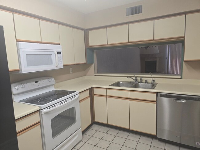 Building Photo - great single level condo 2bd 2 bath condo ...