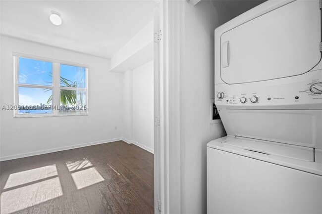 Building Photo - 7910 Harbor Island Dr