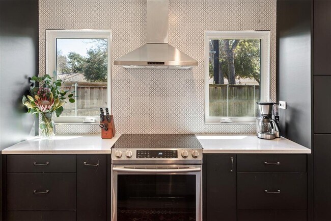 Building Photo - 6805 Western Oaks Blvd