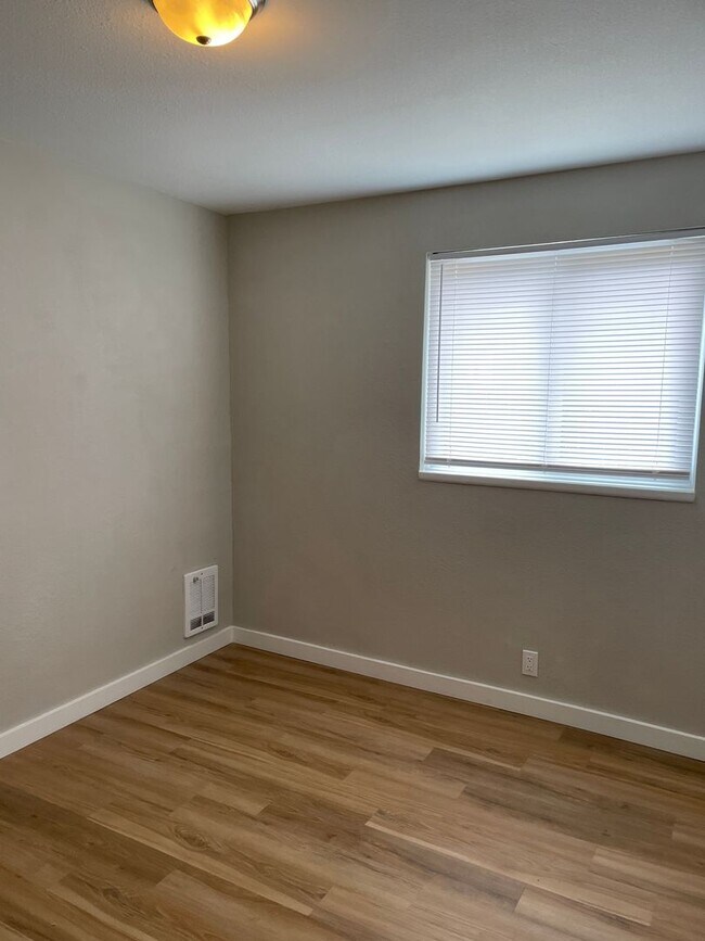 Building Photo - Renovated Ground Floor 1 BD/ 1 BA!