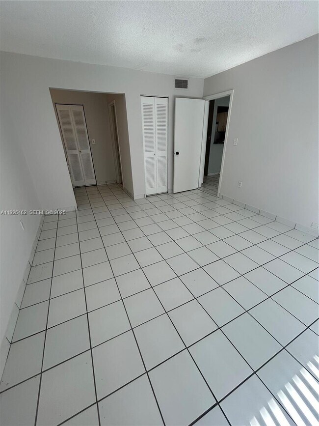 Building Photo - 1250 NE 125th St