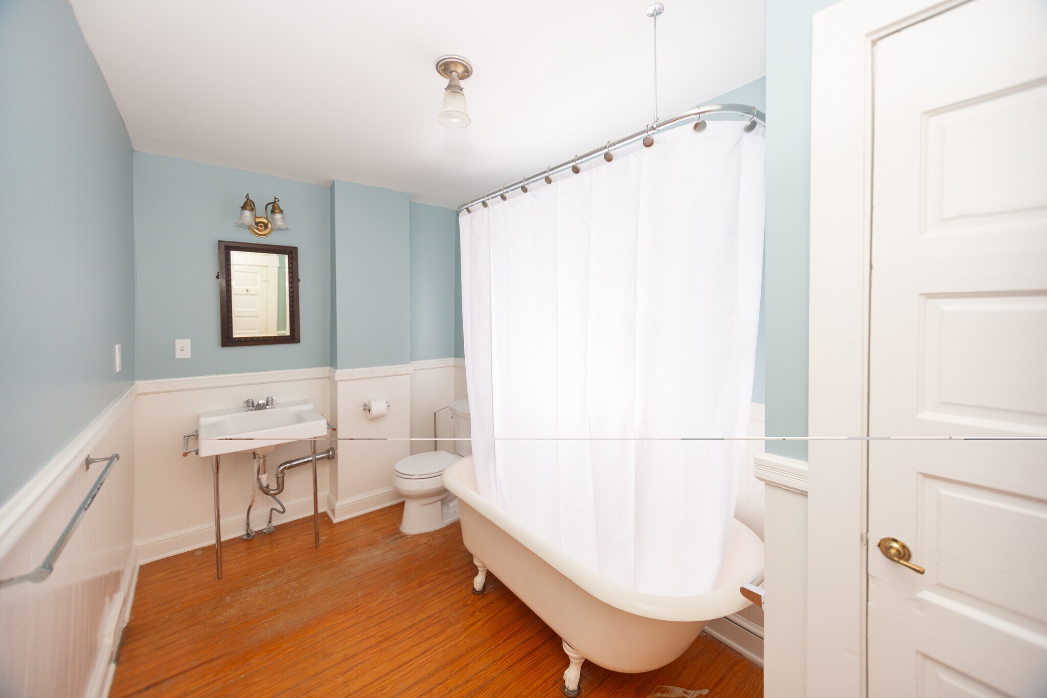 Downstairs Bathroom - 1014 Shepherd St