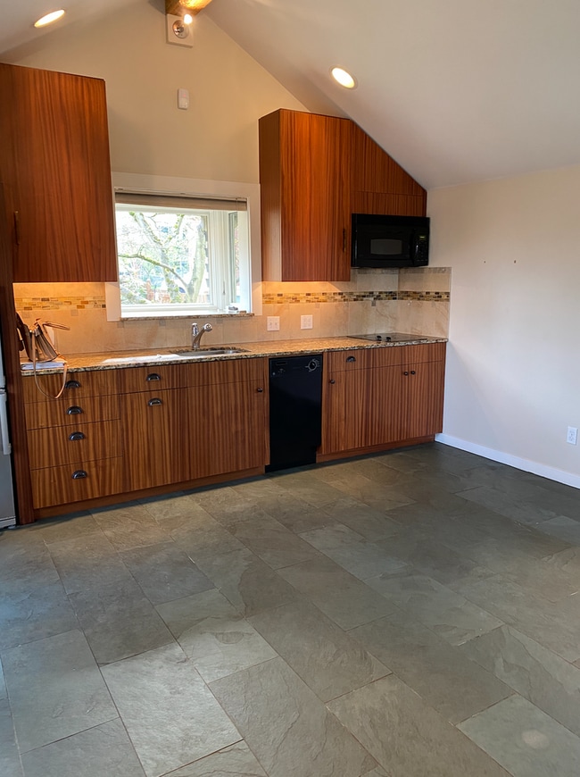 Building Photo - Beacon Hill Guest Cottage