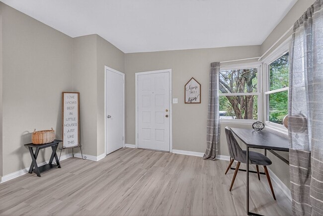 Building Photo - 901 S Madison Dr