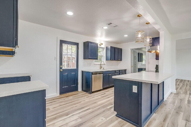 Building Photo - 521 Mesquite Ave N